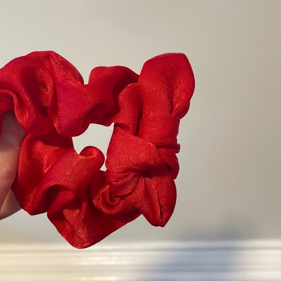 5 for $20: American Eagle scrunchies - Picture 3 of 8